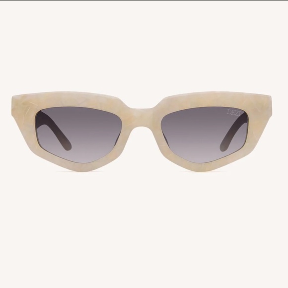 Dezi On Read Sunglasses - Picture 1 of 1